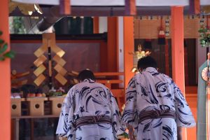 神相撲を前に本殿にて