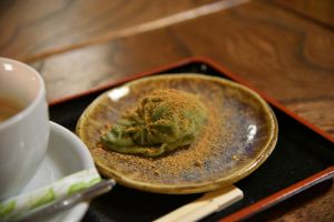 よもぎ餅をいただきながら交流の場が設けられました