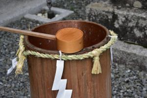 身を清めてから参拝します。