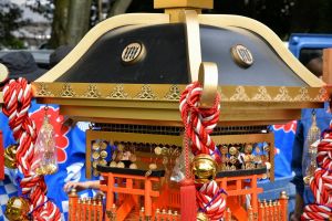 奉納能が終わりを迎える頃、神輿の準備が始まります