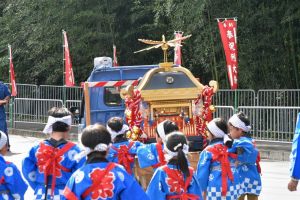 小さな氏子さんが祭りを盛り上げます