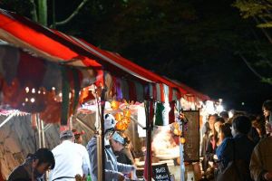 美味しいあったかフードの出店が並びます