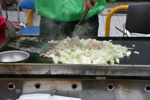 焼きそば、みたらし団子、美味しそうな香りが広がります