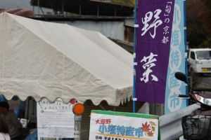 会場近辺には駐車場スペースが設けてありますので車でも◎