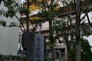 少し東側から道路沿いに入るとすぐ会場(集会所)です