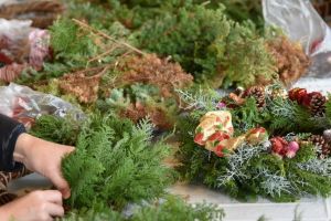 参加者の皆さんのオリジナルリースが作られていきます